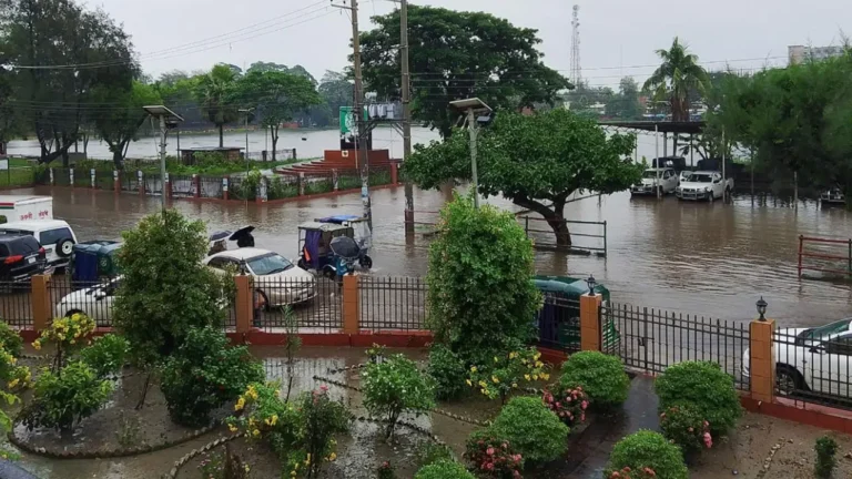 নোয়াখালীতে তিন দিন ধরে টানা বৃষ্টি, চোখ রাঙাচ্ছে বন্যা